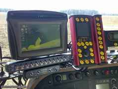 CFX-750 a Field IQ v kabině JD (zobrazeno 395x)